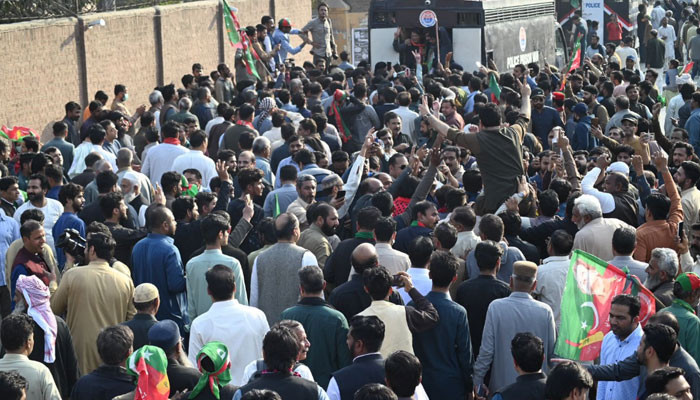 Gujranwala’da 70 PTI işçisi gönüllü olarak polise teslim oldu