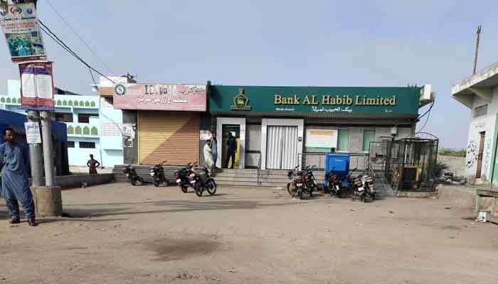Resim, 27 Şubat 2023'te Karaçi'de TLP'nin kapatma grevi nedeniyle kapanan dükkanları ve bankayı gösteriyor. Nezaket — Muhabirimiz