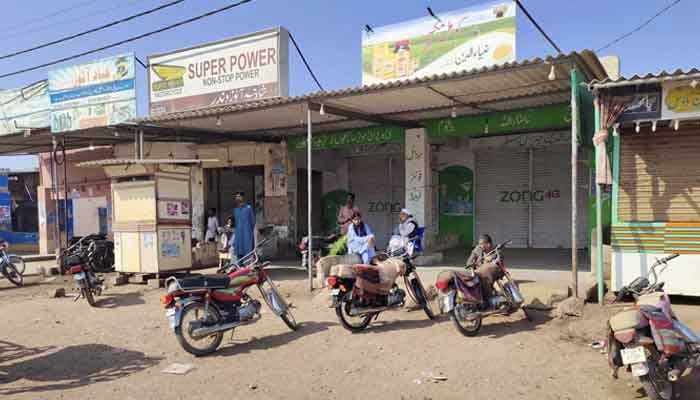 Resim, 27 Şubat 2023'te Karaçi'de TLP'nin kapatma grevi nedeniyle kapanan dükkanları gösteriyor. Nezaket — Muhabirimiz