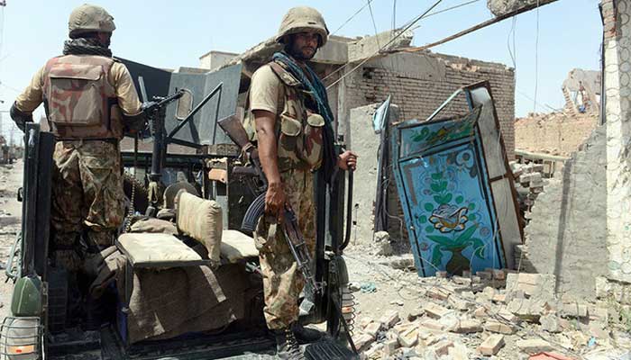 Pakistan askerleri, 9 Temmuz 2014'te Kuzey Veziristan'ın ana kenti Miranshah'ta Taliban militanlarına karşı düzenlenen askeri operasyon sırasında devriye geziyor. — AFP