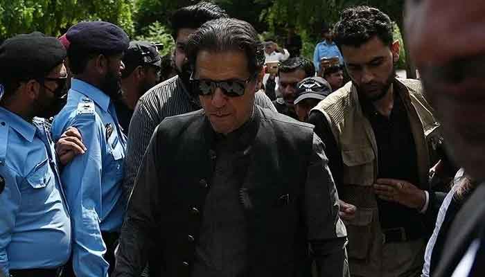 Eski Pakistan başbakanı Imran Khan (ortada), İslamabad'daki bir mahkeme huzuruna çıkmak için geldi.  — AFP/Dosya