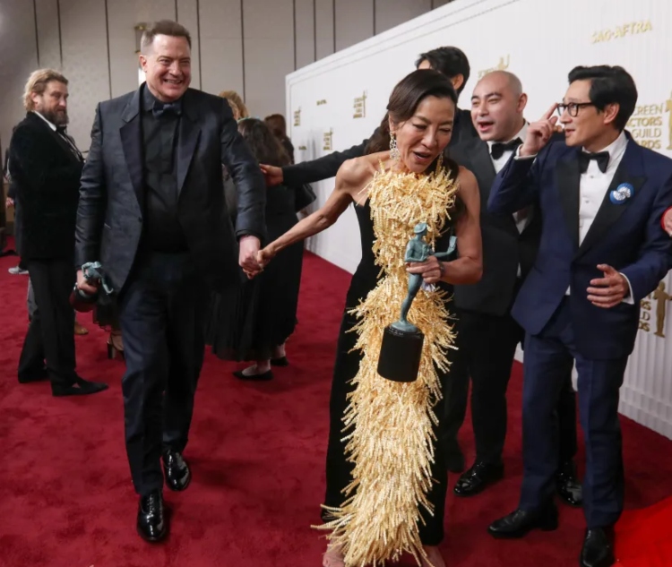 ‘Everything Everywhere All At Once’ cast click sweet snap with Brendan Fraser at SAG Awards