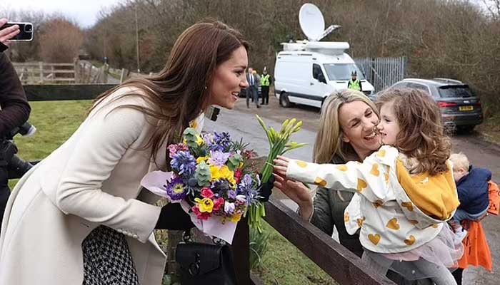 Kate Middleton reacts to rumours about having baby no. 4: Watch