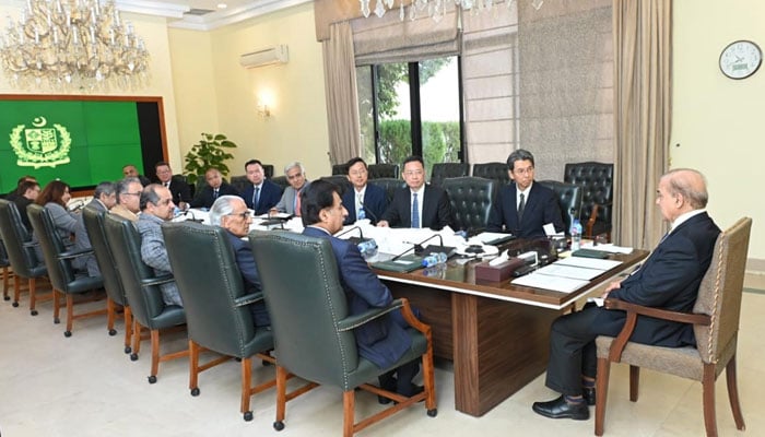 Asya Kalkınma Bankası icra direktörlerinden oluşan bir heyet, 28 Şubat'ta İslamabad'da Başbakan Şehbaz Şerif'i ziyaret etti. — PID