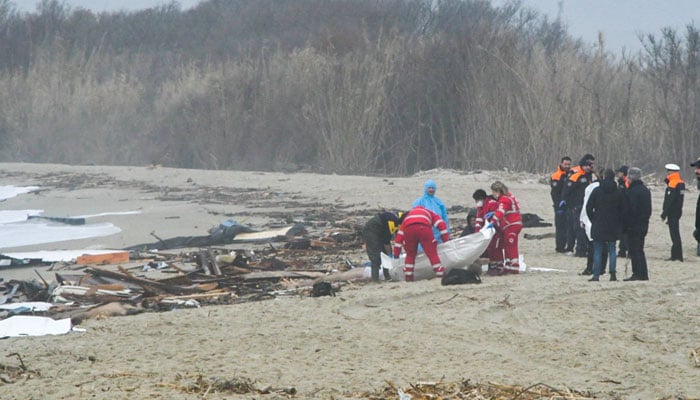 26 Şubat 2023'te İtalyan haber ajansı Ansa'dan alınan bu fotoğraf, kurtarıcıların İtalya'nın güney Calabria bölgesi açıklarında bir göçmen teknesinin batmasının ardından Crotone'nin güneyindeki Steccato di Cutro'daki bir gemi enkazında bir ceset torbasıyla uğraştığını gösteriyor.  — AFP
