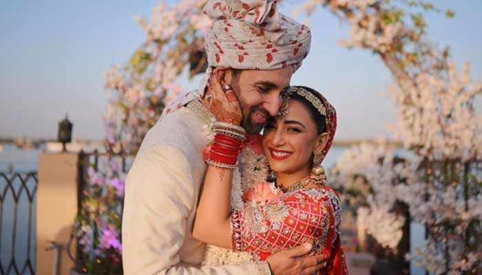 Ushna Shah poses with her husband Hamza Amin for a picture on her wedding. — Ushna Shah/ Instagram video screengrab