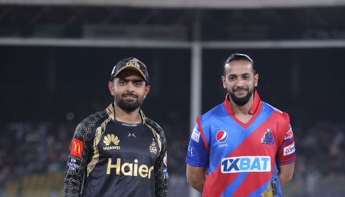 Peşaver Zalmi kaptanı Babar Azam (solda) ve Karachi Kings kaptanı Imad Wasim, 14 Şubat 2023'te Karaçi'deki National Bank Cricket Arena'da sezonun ikinci karşılaşması öncesinde fotoğraflandı. — PSL