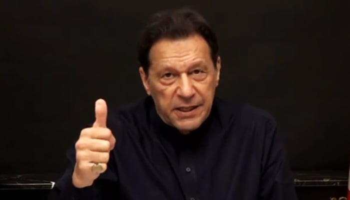 PTI Başkanı Imran Khan, 1 Mart 2023'te Lahor'da bir konuşma sırasında el hareketi yapıyor, bu fotoğrafta bir videodan alınmış.  — YouTube/PTI