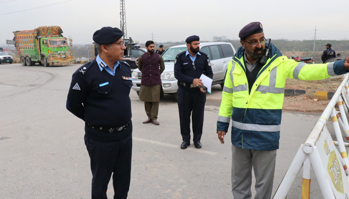 IG İslamabad Başkent Bölgesi Polisi Dr. Akbar Nasir Khan (solda), 20 Şubat 2023'te adli güvenlik kompleksinin yakınındaki güvenlik düzenlemelerini gözlemlerken. — Twitter/ICT_Police