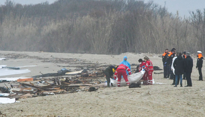 26 Şubat 2023'te İtalyan haber ajansı Ansa'dan alınan bu fotoğraf, kurtarıcıların İtalya'nın güney Calabria bölgesi açıklarında bir göçmen teknesinin batmasının ardından Crotone'nin güneyindeki Steccato di Cutro'daki bir gemi enkazında bir ceset torbasını idare ettiğini gösteriyor.  — AFP