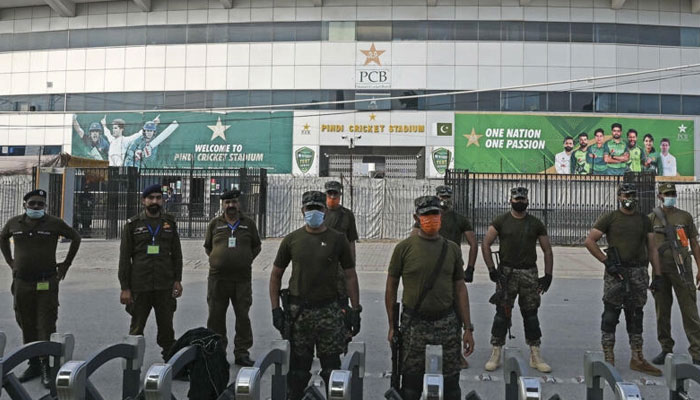 Polisler, 17 Eylül 2021'de Rawalpindi'deki Rawalpindi Kriket Stadyumu'nun önünde nöbet tutuyor. — AFP