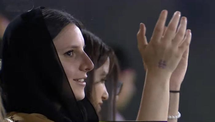 Shahid Afridi'nin en büyük kızı Aqsa Afridi, 2 Mart 2023'te Lahor'daki Kaddafi Stadyumu'nda Pakistan Süper Ligi'nin Quetta Gladyatörlerine karşı 18. maçında kayınbiraderi Shaheen Shah Afridi liderliğindeki Lahor Qalandars'ı alkışlıyor.  — Twitter/Iam_hassan10