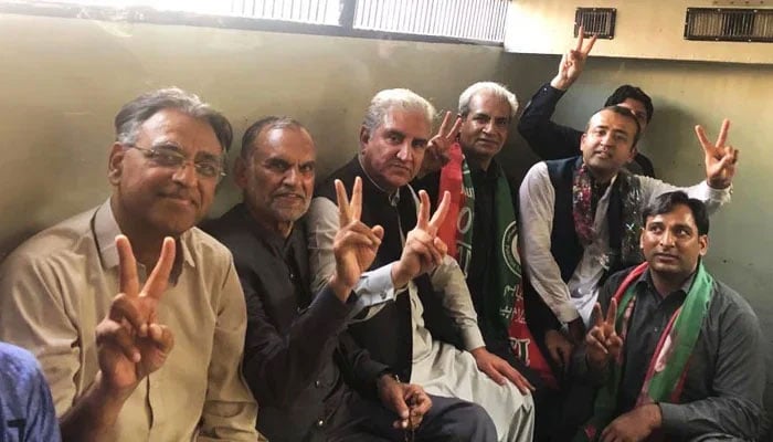 PTI liderleri, 22 Şubat 2023'te Lahor'da partinin Hapishanesi Bharo Tehreek (mahkeme tutuklama hareketi) sırasında bir hapishane minibüsünde. — Twitter/@PTIOfficial