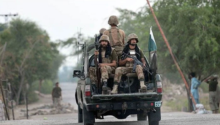 Güvenlik güçleri askeri bir araçta devriye geziyor.  — AFP/Dosya