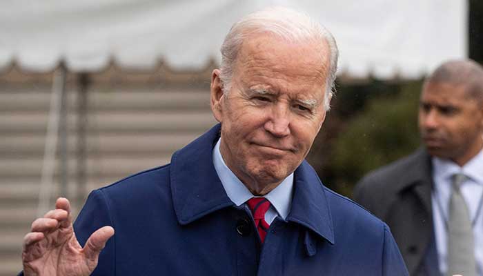 ABD Başkanı Joe Biden, 3 Mart 2023'te Washington DC'deki Beyaz Saray'ın güney bahçesinden yola çıkmadan birkaç dakika önce gazetecilerin sorularını yanıtlıyor. — AFP