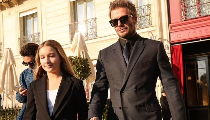 David Beckham, putri Harper kembar dalam setelan hitam yang serasi di peragaan busana Victoria
