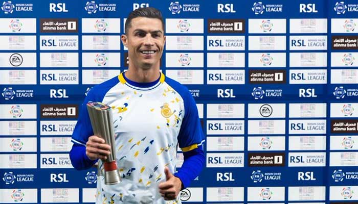 Portuguese footballer Cristiano Ronaldo poses with his Player of the Month award on March 4, 2023. — Twitter/@SPL_EN