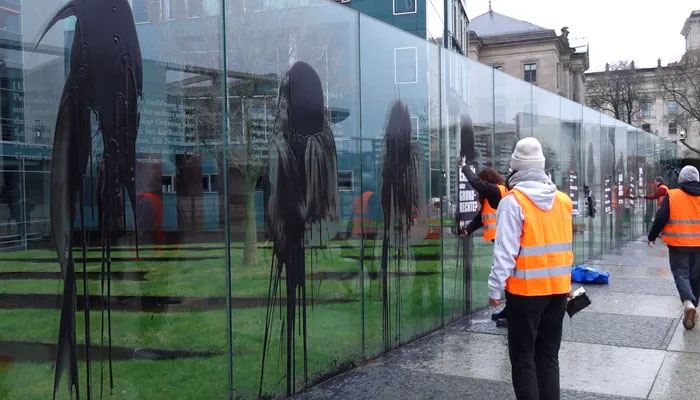 Climate activists on Saturday splashed a dark liquid over an artwork near the German parliament building engraved with key articles from the countrys constitution, drawing condemnation from the speaker of parliament and other lawmakers.—AP