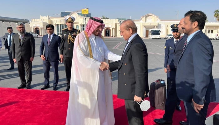Qatari officials receive PM Shehbaz Sharif in Doha on March 5, 2023. — Twitter/@PTVNewsOfficial