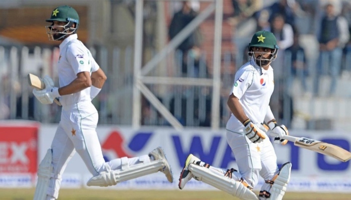 Pakistanlı vurucu Shan Masood ve Babar Azam'ın bir Test maçında koşarken çekilmiş tarihsiz bir fotoğrafı.  — PCB/Dosya