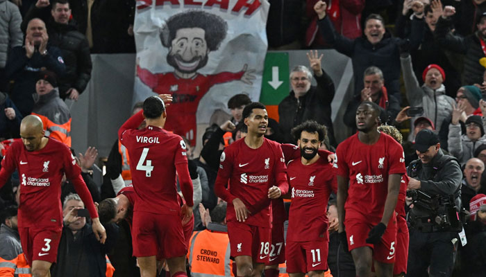 Liverpool'un Mısırlı forveti Mohamed Salah (merkez sağ), 5 Mart 2023'te İngiltere'nin kuzeybatısındaki Liverpool'daki Anfield'da Liverpool ile Manchester United arasında oynanan İngiltere Premier Ligi futbol maçında dördüncü golünü attıktan sonra takım arkadaşlarıyla birlikte kutlama yapıyor.—AFP