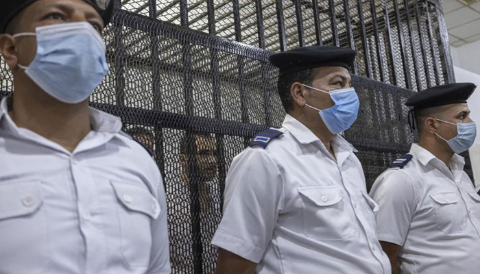 Polis memurları, 26 Haziran'da bir adliyede sanıklar locasının önünde nöbet tutuyor.  —AFP/Dosya