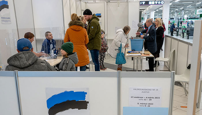 Halk, parlamento seçimleri sırasında 5 Mart 2023'te Estonya'nın Tallinn kentindeki bir alışveriş merkezindeki sandıkta oy kullandı.  —AFP