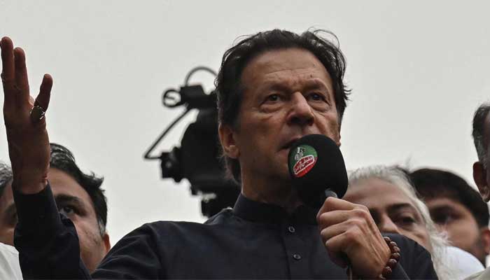 PTI Başkanı Imran Khan, partilerin uzun yürüyüşüne hitap ediyor.  — AFP/Dosya