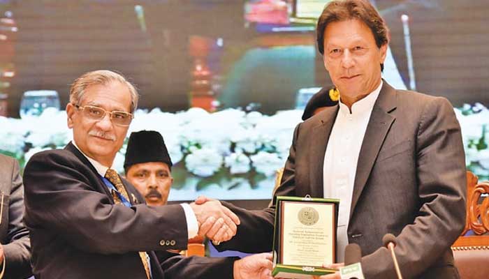 Former CJP Saqib Nisar presenting an appreciation shield to then-prime minister Imran Khan. — APP/File