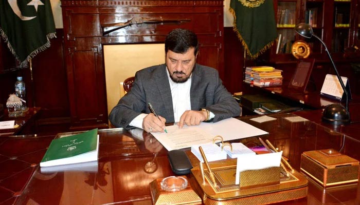 Khyber Pakhtunkhwa Governor Haji Ghulam Ali signing CM Mahmood Khans advice on the dissolution of the assembly. — KP Governor House