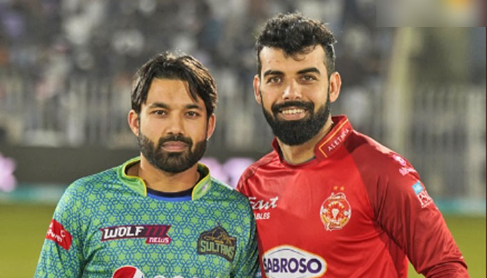 Multan Sultan Kaptan Mohammad Rizwan (solda) ve İslamabad United Kaptanı Shadab Khan, 7 Mart 2023'te Pakistan Süper Ligi'nin (PSL) sekiz sezonunun 24. maçından önce. — PSL