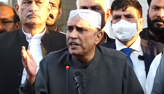 PPP Eşbaşkanı Asif Ali Zerdari, 7 Mart 2023'te Vehari'de düzenlenen bir etkinlikte, bir videodan alınmış bu görüntüde konuşuyor.  — YouTube/Geo Haberleri