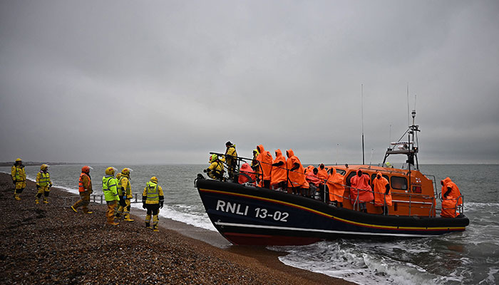 09 Aralık 2022'de çekilmiş bu dosya fotoğrafında, İngiliz Kanalı'nı geçmeye çalışırken denizde yakalanan göçmenler, Kraliyet Ulusal Cankurtaran Kurumu'ndan karaya yardım edilmeyi bekliyor.—AFP/files