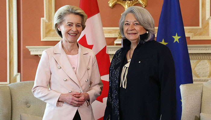 Kanada Genel Valisi Mary Simon (sağda), 8 Mart 2023'te Kanada'nın Ottawa kentindeki Rideau Hall'da düzenlenen bir toplantıda Avrupa Komisyonu Başkanı Ursula von der Leyen'i selamlıyor.  — AFP