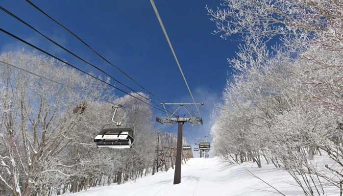 Fukuşima'da telesiyejler karla kaplı tepelerin üzerinden geçiyor.  — AFP/Dosya