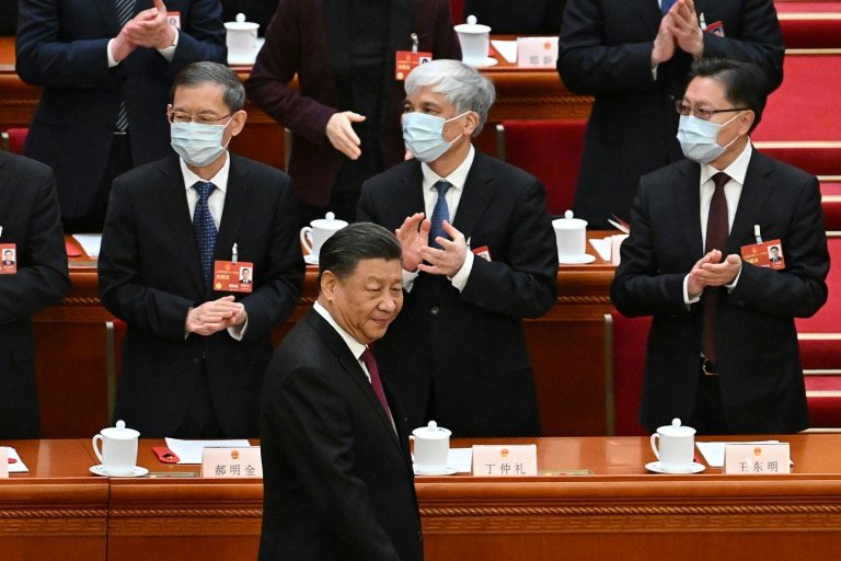 Çin Devlet Başkanı Xi Jinping (C), Ulusal Halk Kongresi'nin (NPC) üçüncü genel kurulu için 10 Mart 2023'te Pekin'deki Büyük Halk Salonuna geldiğinde alkışlanıyor. — AFP