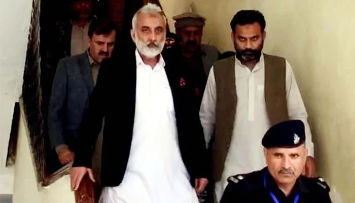 Belucistan İletişim Bakanı Sardar Abdul Rehman Khetran, 23 Şubat 2023 Perşembe günü Quetta'daki dava duruşmasının ardından ayrılıyor. — PPI