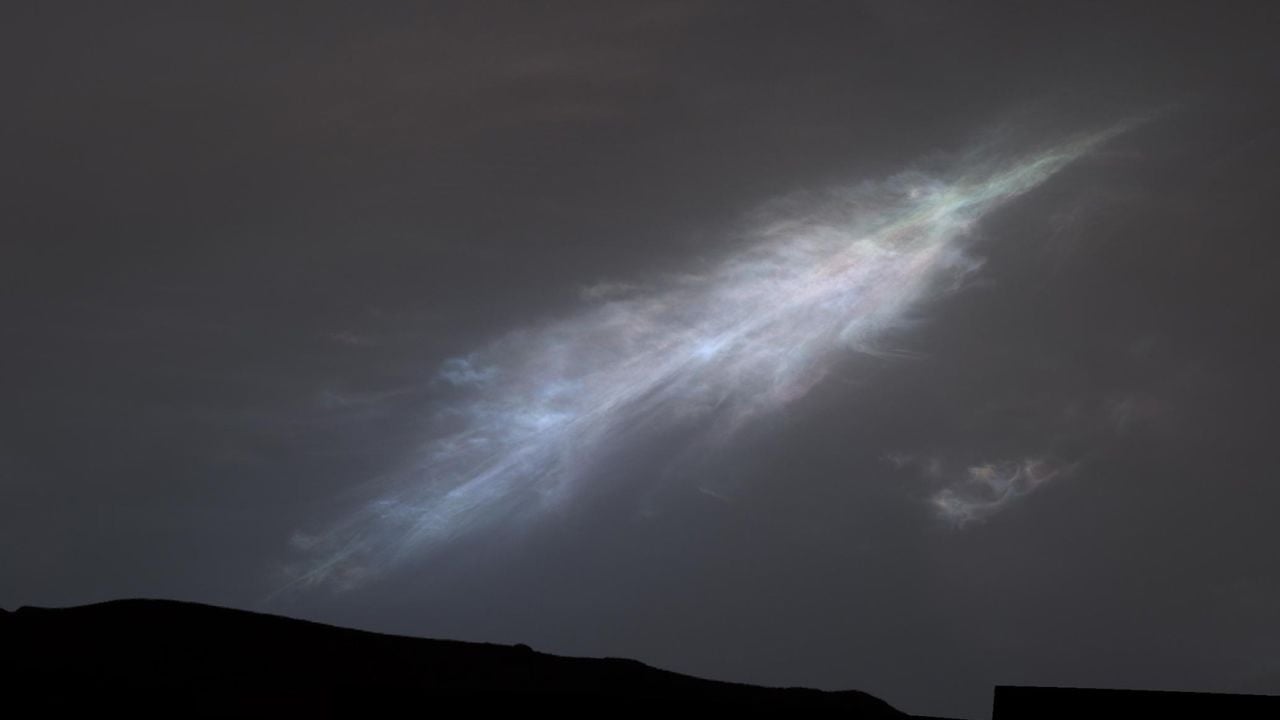 Curiosity gezgini, bu tüy şeklindeki yanardöner bulutu 27 Ocak'ta gün batımından hemen sonra yakaladı. —NASA