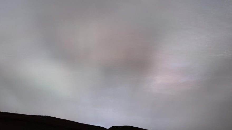 Curiosity gezgini, 2 Şubat'ta Mars'ta gün batımında bulutların arasından parlayan bu güneş ışınlarını yakaladı.—NASA