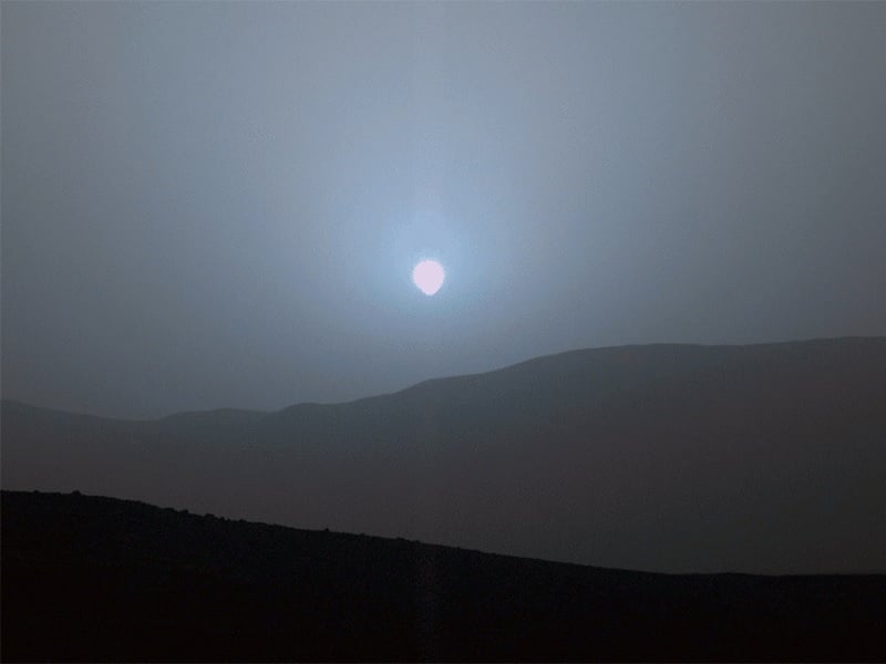 O rover Curiosity da NASA observa o Sol afundar abaixo do horizonte na Cratera Gale em 2015. —NASA