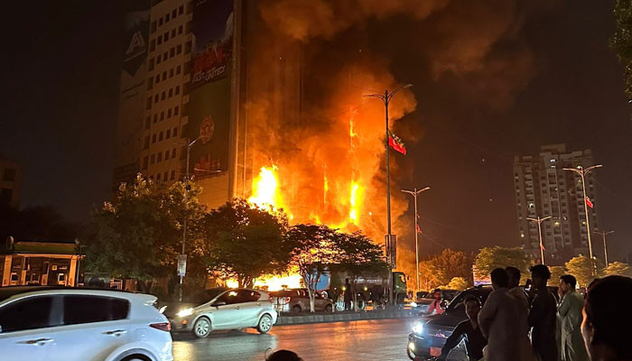 Karaçi’de oldukca kattan oluşan bir binada yangın çıktı