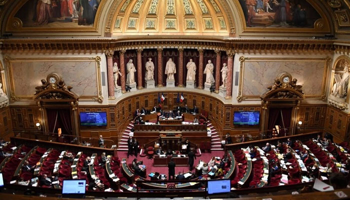Senatörler, 6 Mart 2023'te Paris'teki Fransız Senatosunda hükümetin emeklilik reformuyla ilgili bir tartışma ve oylama oturumuna katılıyor. AFP/Dosya