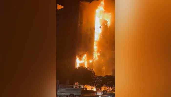 Karaçi’de oldukca kattan oluşan bir binada çıkan yangın denetim altına alındı