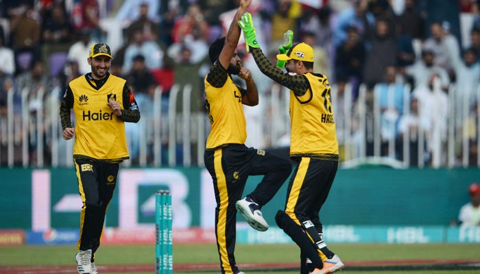 Peshawar Zalmis Aamer Jamal (C) celebrates with teammates the wicket of Islamabad United´s Alex Hales (not pictured) during the Pakistan Super League (PSL) T20 cricket match between Peshawar Zalmi and Islamabad United at the Rawalpindi Cricket Stadium, in Rawalpindi on March 12, 2023. — AFP