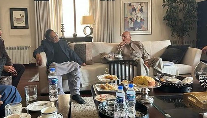 Chaudhry Mohammad Sarwar (right) meets Pakistan Muslim League-Quaid President Chaudhry Shujaat Hussain on March 12. — Twitter/@CaptainKaSpahi
