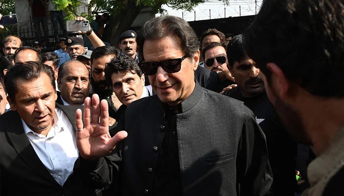 Pakistan'ın eski başbakanı Imran Khan (şu anda) İslamabad'daki mahkeme huzuruna çıktıktan sonra ayrılırken el hareketi yapıyor.  —AFP/ dosya