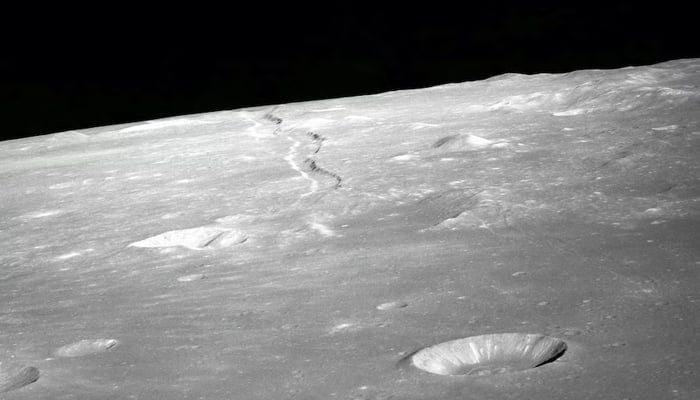 Dalam gambar representasional ini, tanah Bulan dapat dilihat.  — Hapus percikan/File
