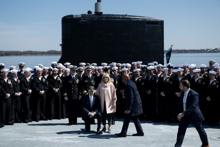 ABD Başkanı Joe Biden ve First Lady Jill Biden, 2022'de Virginia Sınıfı denizaltı USS Delaware için düzenlenen anma töreninin ardından mürettebatla birlikte poz veriyor. — AFP/File