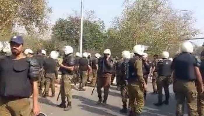 Polis ve PTI işçileri çatışırken Vakit Parkı cenk alanına döndü