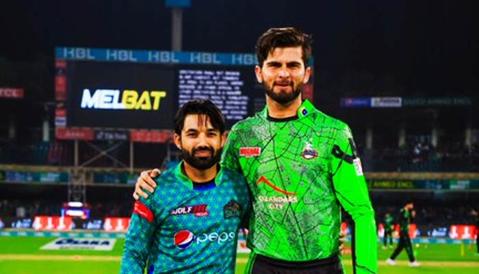 Multan Sultans kaptanı Mohammad Rizwan (solda) ve Lahore Qalandars kaptanı Shaheen Shah Afridi, 4 Mart 2023'te Pakistan Süper Ligi'nin (PSL) devam eden sezonunun 20. fikstürü öncesinde. — PSL
